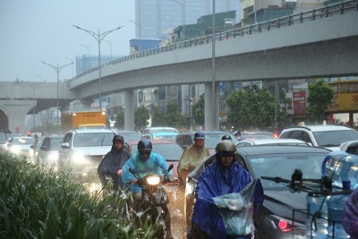 Hà Nội: Mưa lớn giờ tan tầm, nhiều tuyến phố ùn tắc
