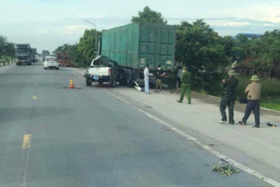 Tai nạn giao thông ngày 15/7/2023: Xe bán tải va chạm xe container, 2 người chết