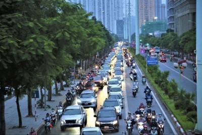 Ảnh hưởng của bão số 1, nhiều tuyến phố tại Hà Nội ùn tắc