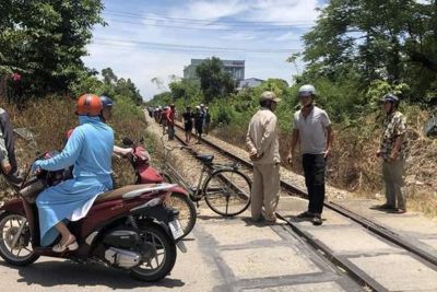 Tai nạn giao thông ngày 27/7/2023: Ôtô 4 chỗ ủi xe khách 16 chỗ lật ngang