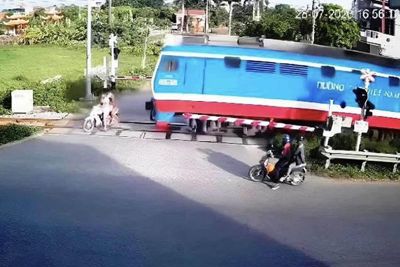 Tai nạn giao thông ngày 29/7/2023: Cố vượt đường sắt, 2 người bị tông chết