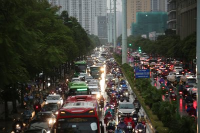 Hà Nội: Mưa lớn nhiều giờ đồng hồ, đường phố “tê liệt”