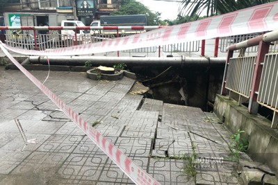 Thái Nguyên: Mưa lớn kéo dài gây sạt lở cầu Mỏ Bạch