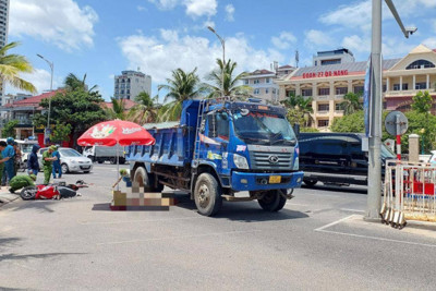 Tai nạn giao thông ngày 7/8/2023: Va chạm với xe tải, cô gái trẻ tử vong