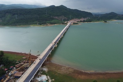 Khẩn trương hoàn thành cây cầu dài nhất cao tốc Bắc - Nam