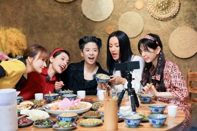 Xuất hiện ở show ẩm thực của Trung Quốc, Chi Pu hút trăm triệu fans