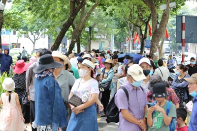 Hà Nội: Người dân háo hức nhận vé đi xe buýt 2 tầng miễn phí