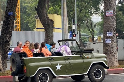 Hà Nội siết hoạt động xe UAZ chở khách du lịch trong phố Cổ