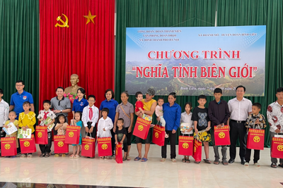Công đoàn, Đoàn Thanh niên cơ quan dân cử Hà Nội tặng quà tại Bình Liêu