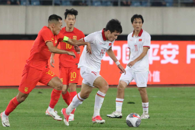 Tuyển Việt Nam thua 0-2 trước tuyển Trung Quốc trong thế thiếu người