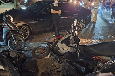Tai nạn giao thông 18/10/2023: Ô tô tông hàng loạt xe máy, nhiều người bị thương