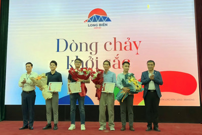 Trao giải Cuộc thi sáng tác biểu trưng (logo) quận Long Biên