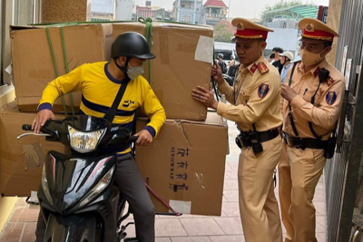 Hà Nội: Cảnh sát xử lý nhiều xe máy chở hàng cồng kềnh trên đường phố