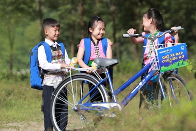"Quỹ Xe đạp chở ước mơ" tặng 700 phần quà cho trẻ em tỉnh Lai Châu