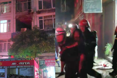 Hà Nội: Cháy nhà 5 tầng trong đêm, cảnh sát cứu thoát 2 người mắc kẹt