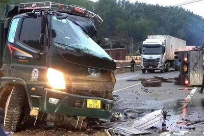 Tai nạn giao thông mới nhất 4/12/2023: Hai xe ô tô đối đầu ở Lạng Sơn