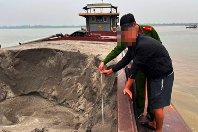 Hà Nội: Bắt quả tang tàu hút cát trái phép ở Ba Vì giữa đêm khuya