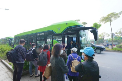 Nhiều người lựa chọn xe buýt điện E10 tới sân bay Nội Bài