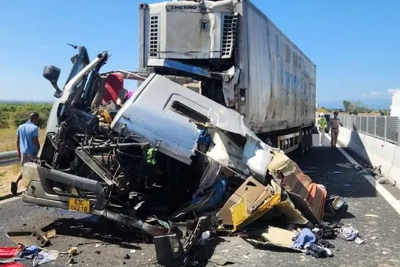 Tai nạn giao thông mới nhất 4/1/2024:Xe container tông xe đầu kéo, tài xế tử vong