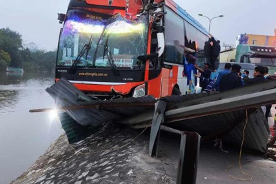 Tai nạn giao thông mới nhất10/1/2024: Ô tô khách lao xuống bờ sông