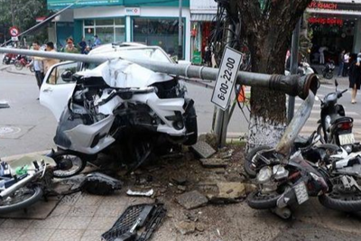 Tai nạn giao thông mới nhất12/1/2024: Xe máy nằm la liệt sau tai nạn liên hoàn