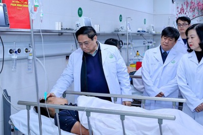 Thủ tướng thăm, chúc Tết bác sĩ và bệnh nhân các bệnh viện tại Hà Nội