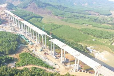 Hợp long cầu cạn có trụ cao nhất cao tốc Diễn Châu - Bãi Vọt
