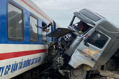 Tai nạn nghiêm trọng giữa tàu hỏa SE8 và ô tô đầu kéo