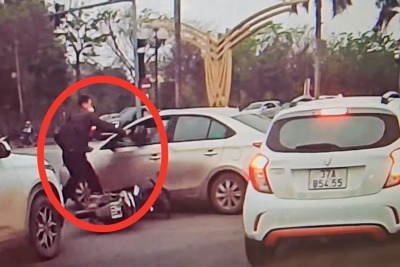 Va chạm giao thông, nam thanh niên trực tiếp đập vỡ kính ô tô
