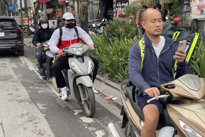 Hà Nội: Tái diễn tình trạng xe máy “ngang nhiên” đi ngược chiều trên phố