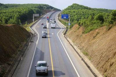 Chạm ngưỡng mãn tải, cao tốc Cam Lộ - La Sơn cấm xe tải nặng