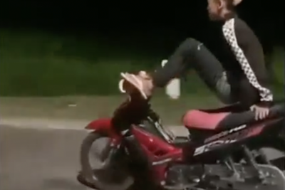 Xử phạt nam thanh niên nằm ngửa, điều khiển xe máy bằng chân thế nào?