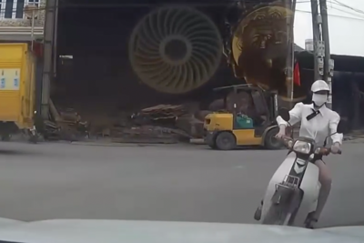 Hà Nội: xe máy lao thẳng vào đầu ô tô vì ôm cua sai làn