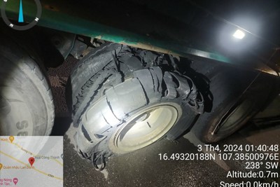 Loạt ôtô nổ lốp trên cao tốc Cam Lộ-La Sơn: không thể tưới nước giảm nhiệt