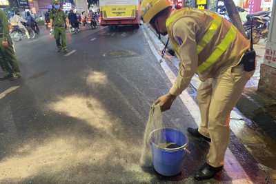 Hà Nội: kịp thời khắc phục sự cố do ô tô buýt bị thủng thùng dầu