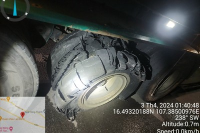 Liên tiếp xảy ra nổ lốp xe trên cao tốc Cam Lộ - La Sơn