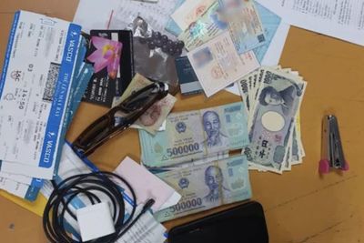 Trả lại chiếc ví có gần 100 triệu đồng bị bỏ quên ở Nội Bài