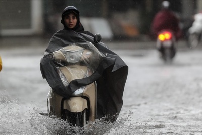 Bí quyết đi xe máy an toàn khi trời mưa