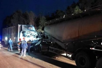 Hai xe tải đối đầu, tài xế tử vong mắc kẹt trong cabin