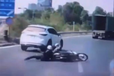 Ô tô chuyển làn không quan sát va chạm người đi xe máy