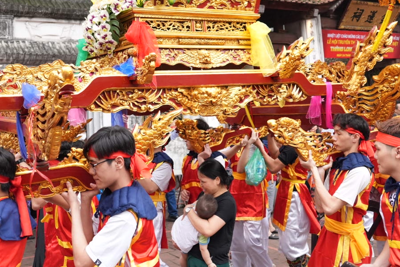 Lễ hội đền Kim Liên: người dân bế trẻ nhỏ, len lỏi chui kiệu cầu may