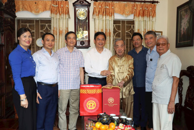 Lãnh đạo TP thăm các gia đình chính sách, chiến sĩ Điện Biên tại Phú Xuyên