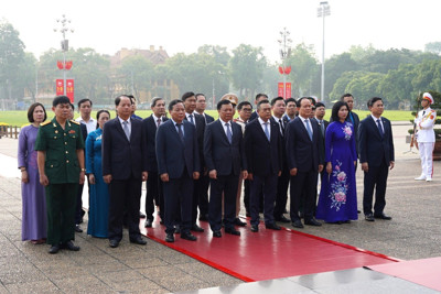 Lãnh đạo TP Hà Nội vào Lăng viếng Chủ tịch Hồ Chí Minh và tưởng niệm các Anh hùng liệt sĩ