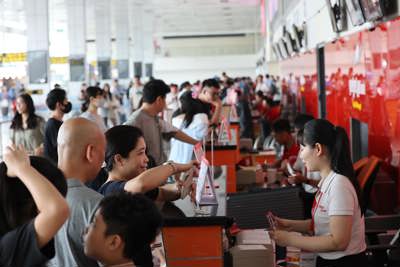 Sân bay Nội Bài, Tân Sơn Nhất đón hơn 209.600 khách ngày đầu nghỉ lễ 30/4