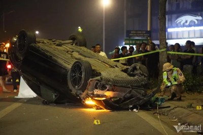 Hà Nội: Ô tô Mercedes lật ngửa trên đường trục phía Nam