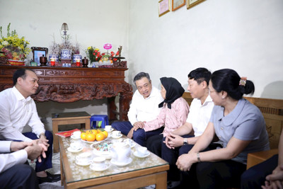 Chủ tịch UBND TP Trần Sỹ Thanh thăm thân nhân liệt sĩ, chiến sĩ Điện Biên