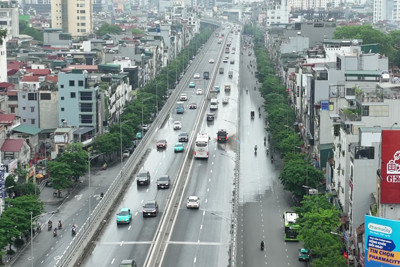 Vành đai 2 trên cao cứ mưa là ngập do không được dọn rác thường xuyên