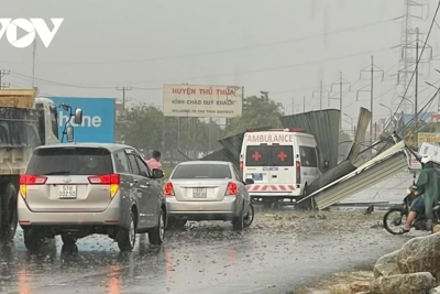 Mưa lốc ở Long An thổi mái tôn đụng xe cứu thương, giao thông ùn tắc