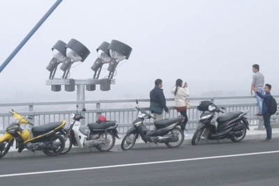Bị phạt nặng, tước Giấy phép lái xe khi dừng, đỗ xe trên cầu Nhật Tân