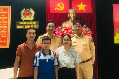 Bé trai đi lạc từ ngoại tỉnh tới Hà Nội được cảnh sát giúp đỡ